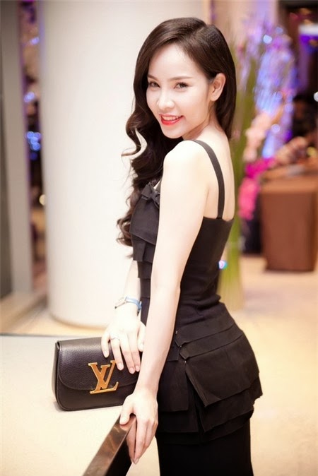 Siêu mẫu Ngọc Bích gây 