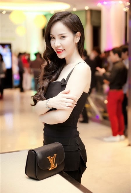 Siêu mẫu Ngọc Bích gây 