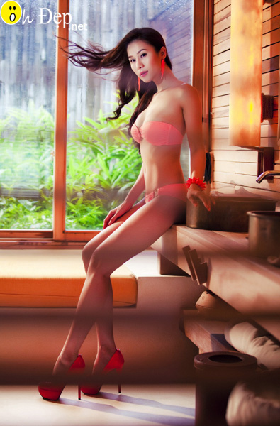 Thái Hà sexy với bikini sắc màu