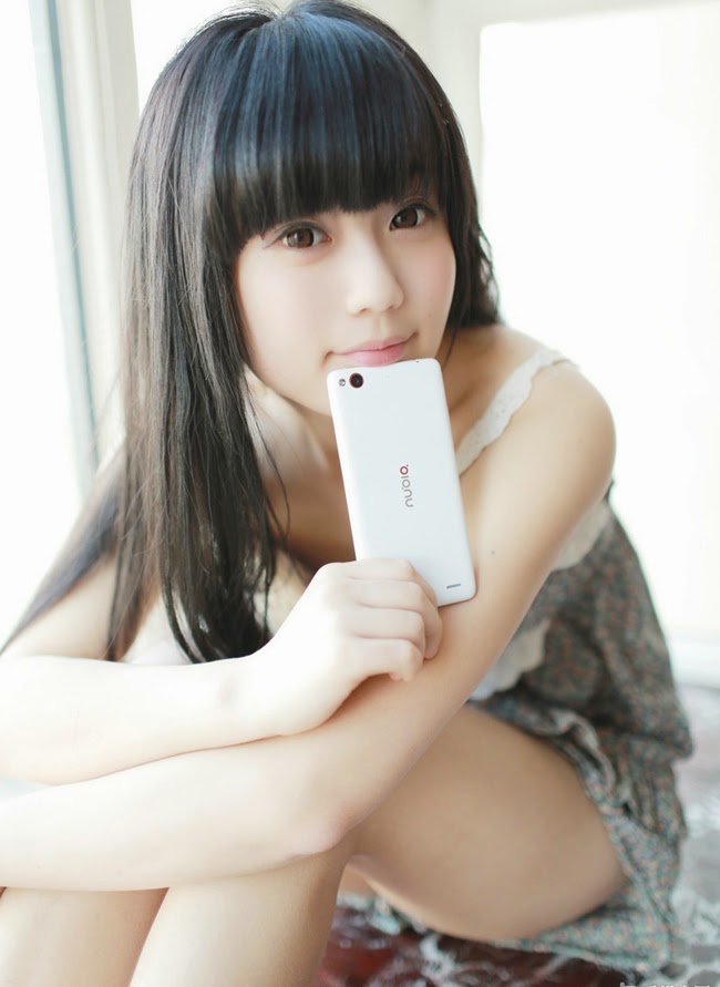 Thiên thần đẹp mê mẩn bên smartphone