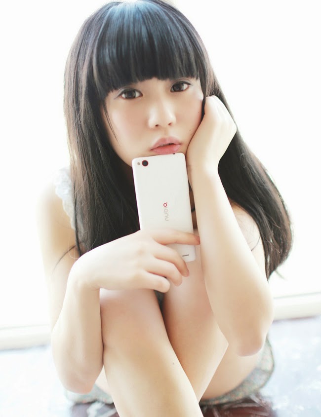 Thiên thần đẹp mê mẩn bên smartphone