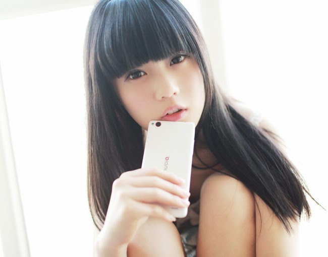 Thiên thần đẹp mê mẩn bên smartphone