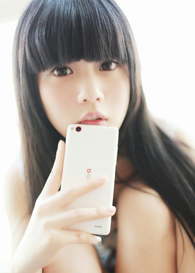 Thiên thần đẹp mê mẩn bên smartphone