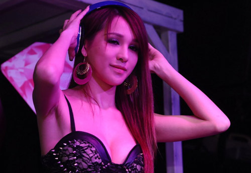 Thiên thần sexy hóa nữ DJ nóng bỏng