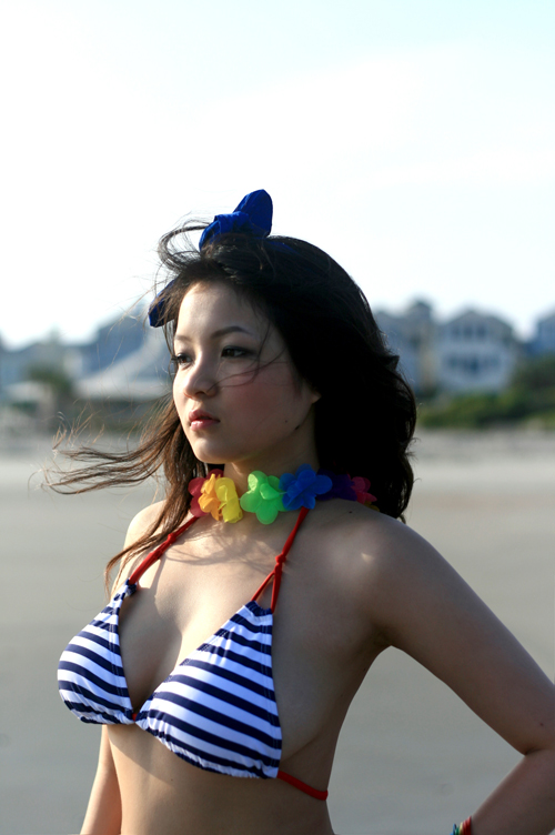 Thủy top và bộ ảnh Bikini