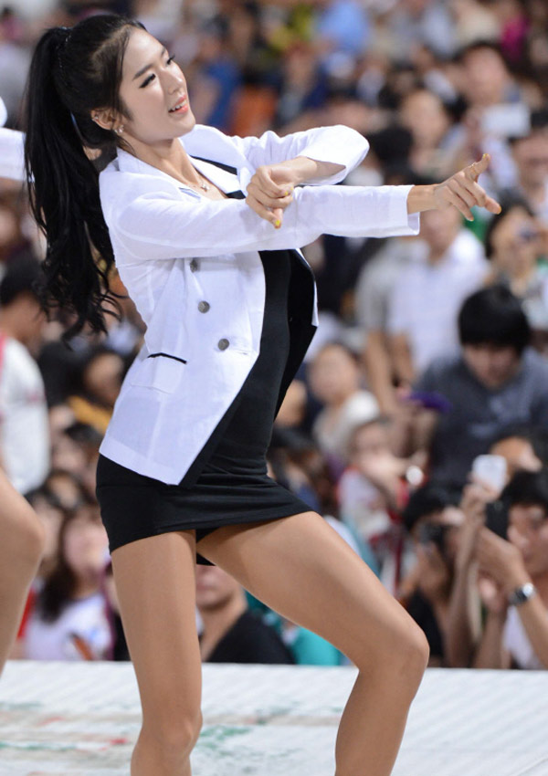 Vẻ đẹp 'hút hồn' của nữ sinh cổ động Hàn Quốc