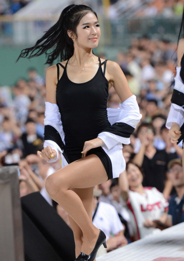 Vẻ đẹp 'hút hồn' của nữ sinh cổ động Hàn Quốc