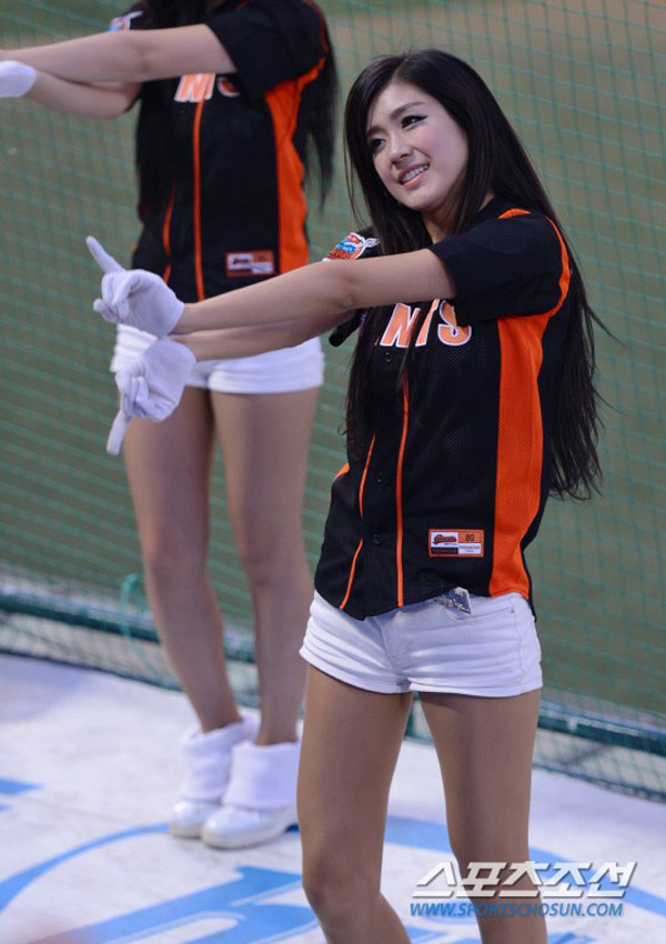 Vẻ đẹp 'hút hồn' của nữ sinh cổ động Hàn Quốc