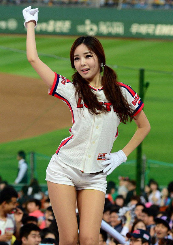 Vẻ đẹp 'hút hồn' của nữ sinh cổ động Hàn Quốc