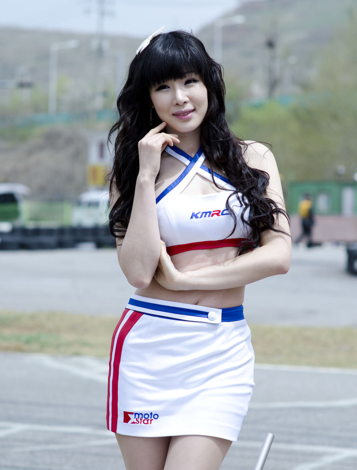 Yoon Ban Ji gợi cảm khoe chân dài quảng cáo xe