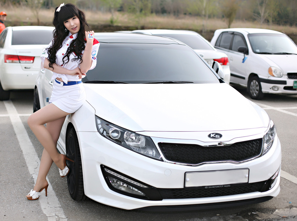 Yoon Ban Ji gợi cảm khoe chân dài quảng cáo xe